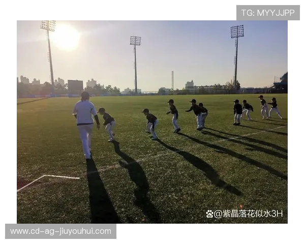 从背后视角感受绿茵激情追逐瞬间展现足球运动的力量与美感